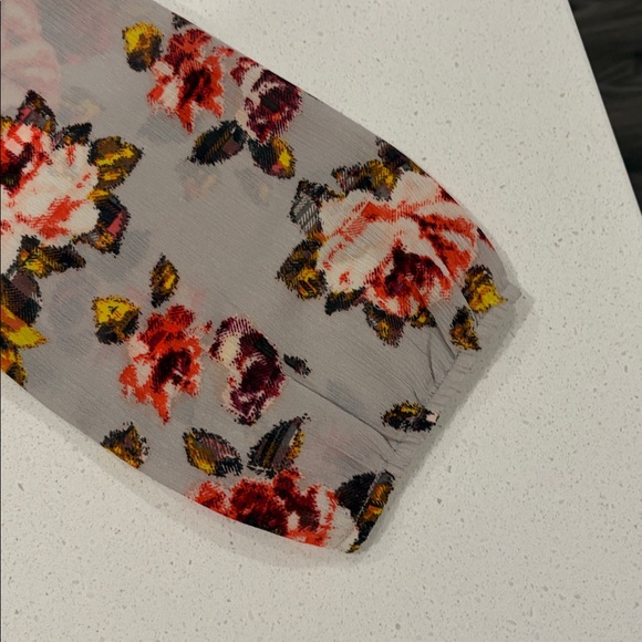 Vera Wang Floral Blouse in Gray and Red - Picture 5 of 6